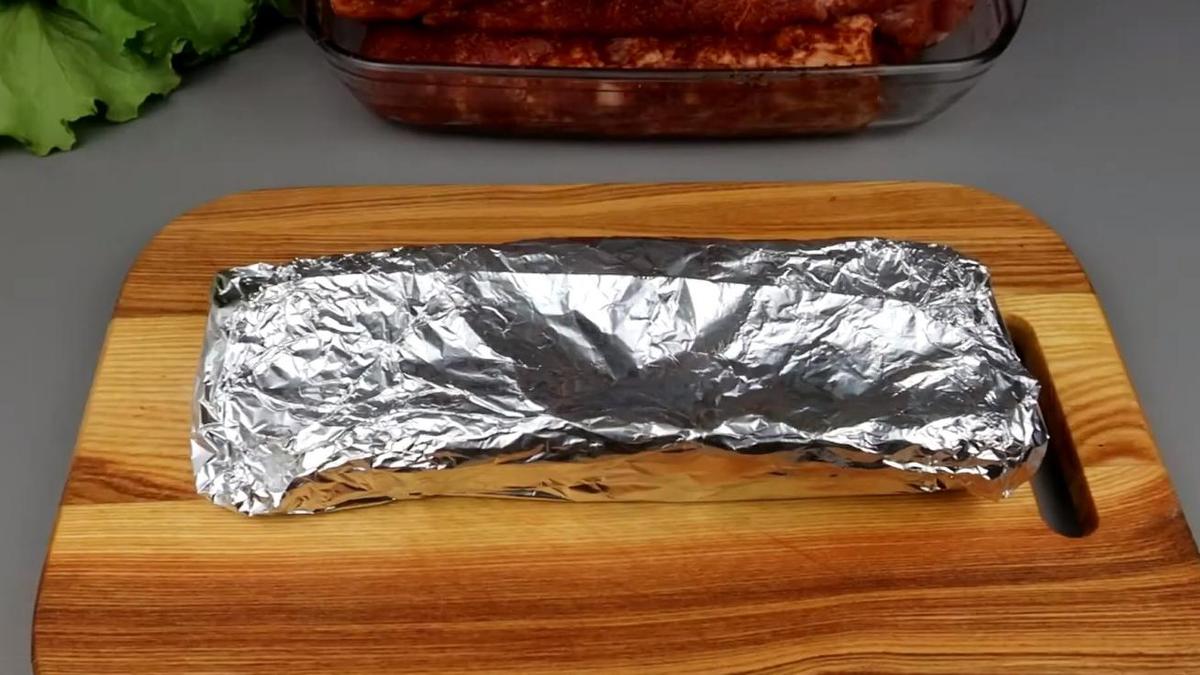 Упакованные в фольгу свиные ребрышки