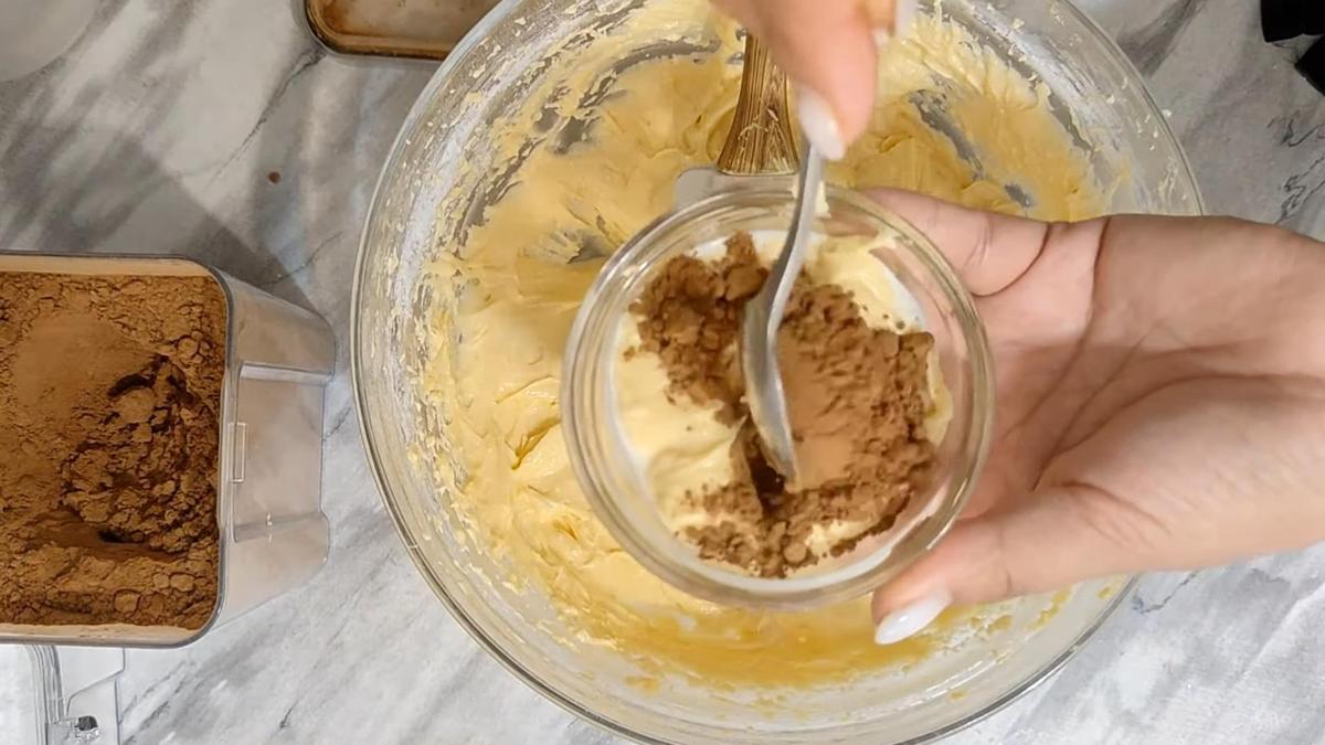 В пиале смешивают какао с тестом