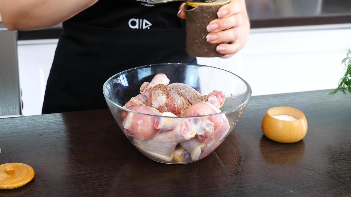 Куриные голени в стеклянной миске