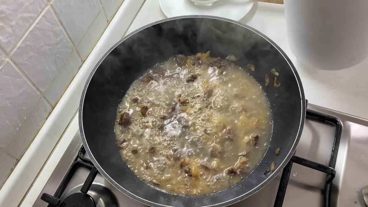 Ингредиенты тушатся в сковороде