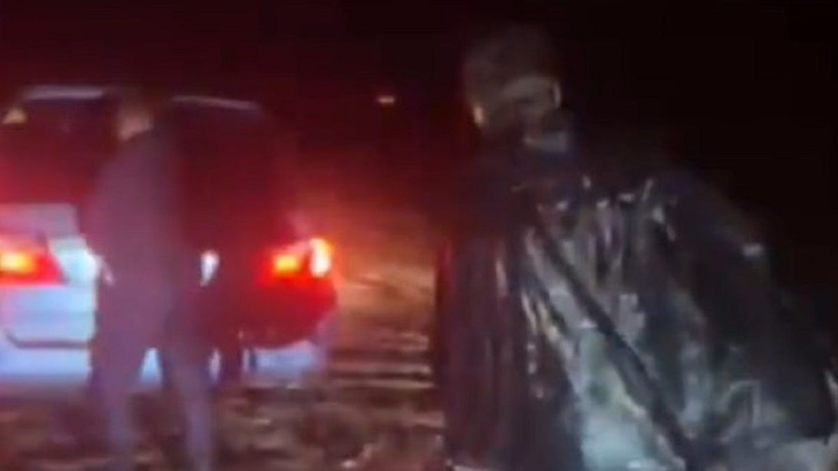 Иностранец шел пешком под дождем до Актау