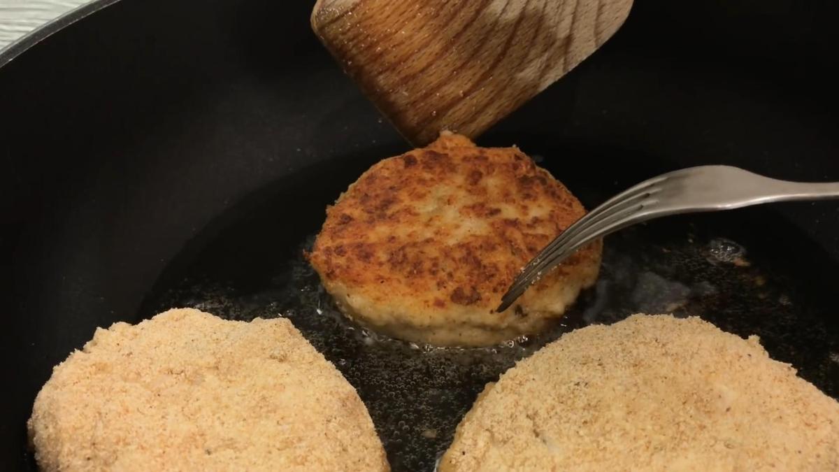 На сковороде жарятся мясные зразы