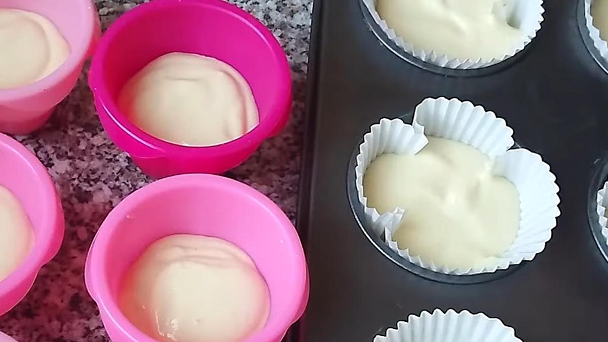 Тесто в силиконовых и бумажных формах для маффинов