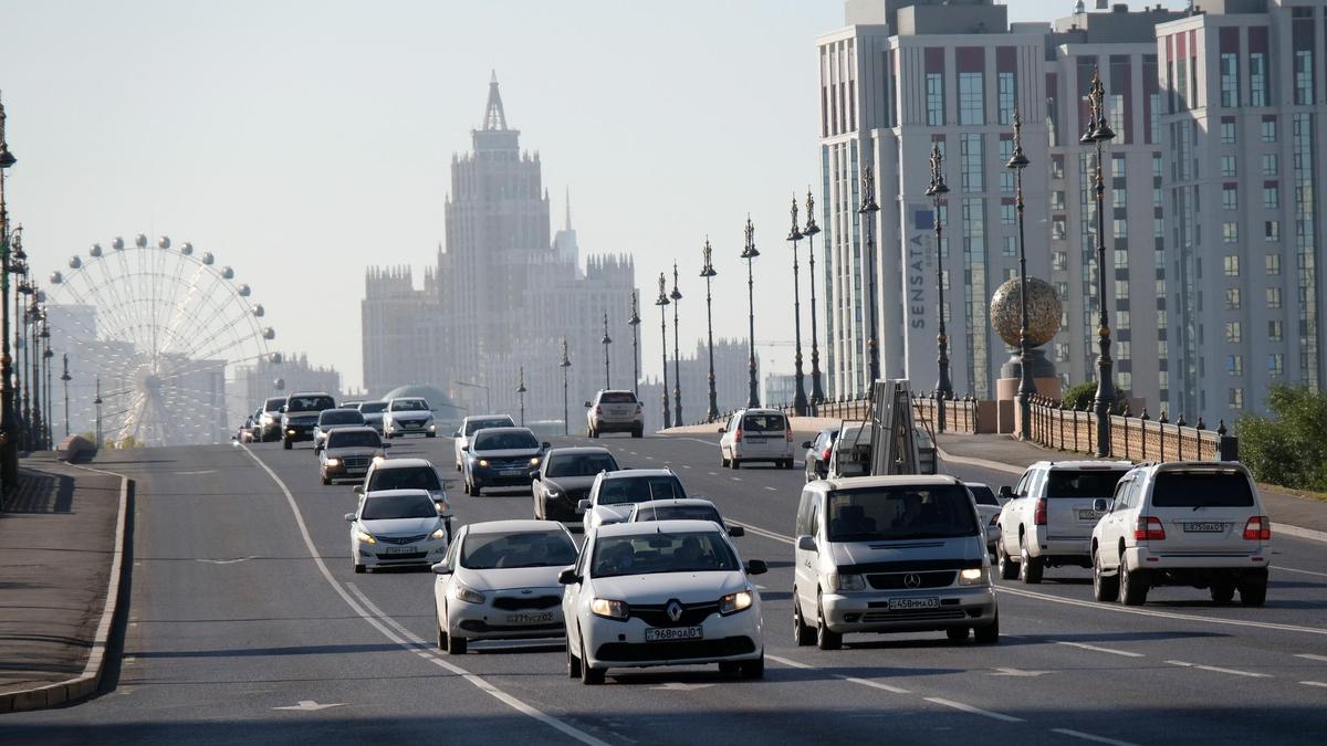 Машины едут по дороге в городе