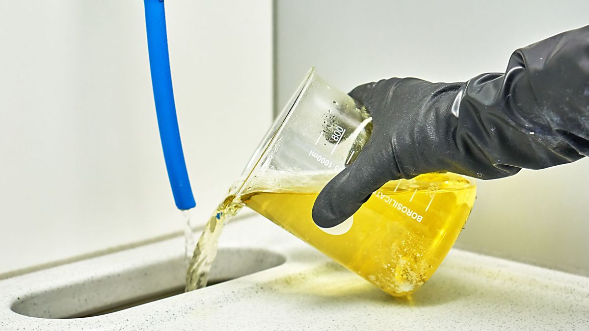 Мужчина выливает кислоту