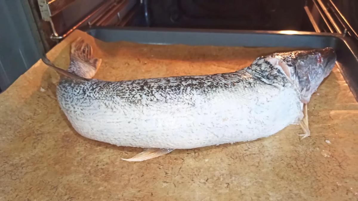 Фаршированная щука на противне в духовке