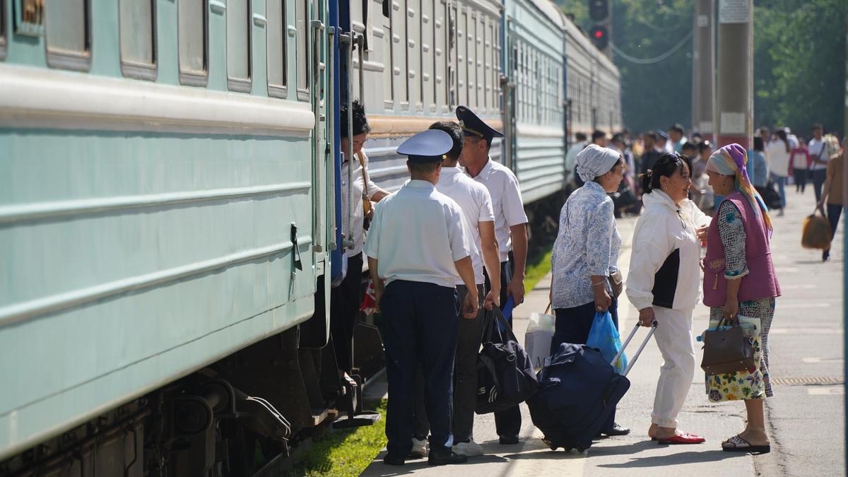 Люди выходят из поезда