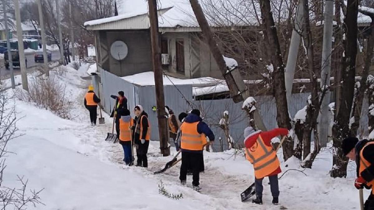 Уборка снега в Алматы