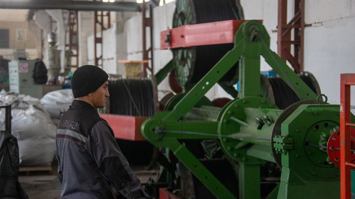 Рабочий на заводе