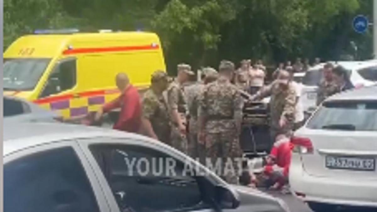 Мужчину в форме военного сбили в Алматы Мужчину в форме военного сбили в Алматы