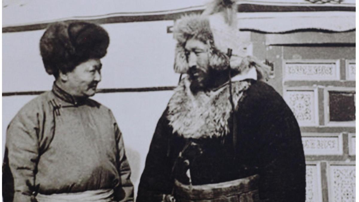 Оспан батыр моңғол билеушісімен бірге. Сурет Оспан батыр моңғол билеушісімен бірге. Сурет