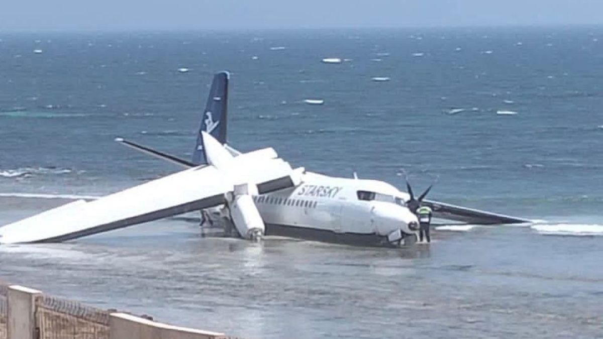 Самолет совершил аварийную посадку у берега Индийского океана