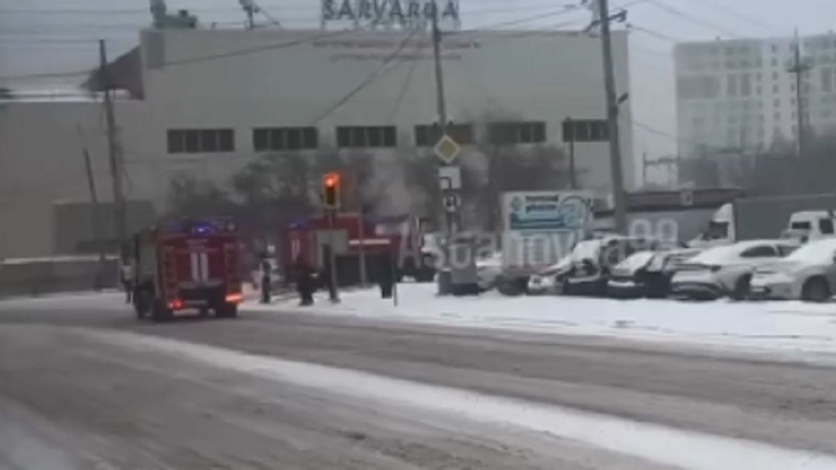 Пожарные машины едут к рынку