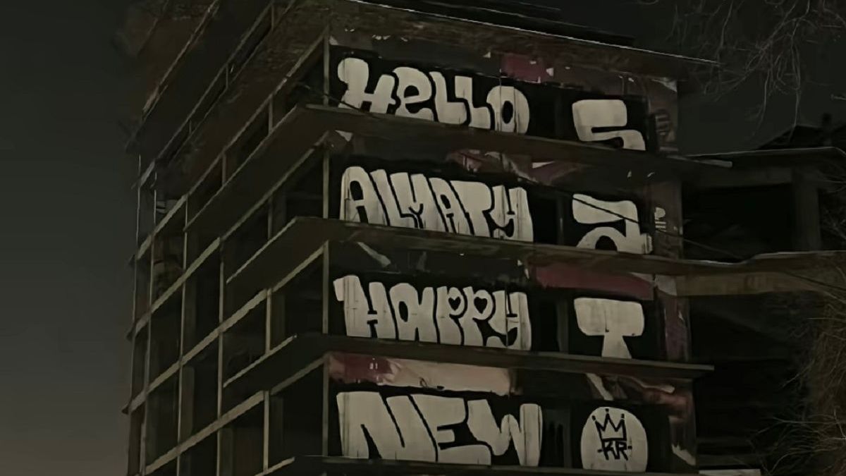 Долгострой с граффити в Алматы