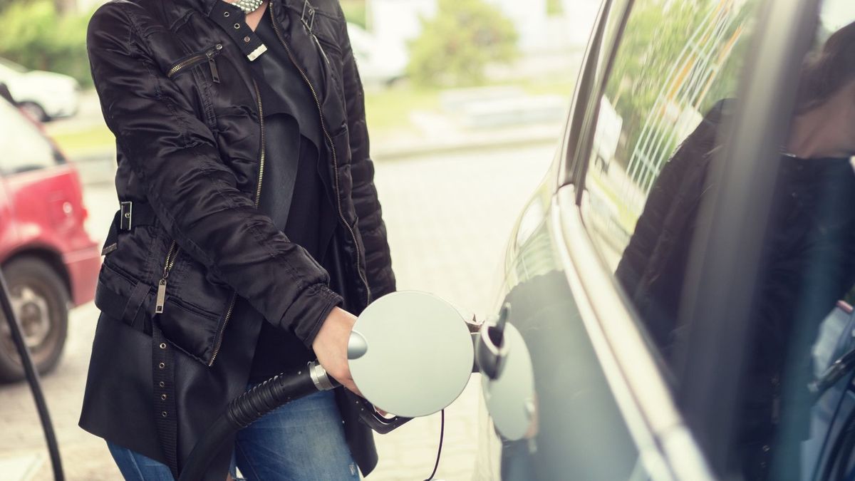 Женщина на АЗС