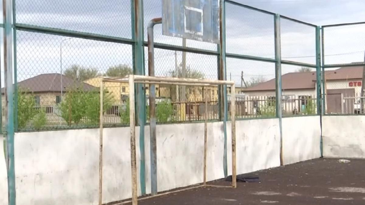 Спортивная площадка без баскетбольного кольца и сетки для футбольных ворот Спортивная площадка без баскетбольного кольца и сетки для футбольных ворот