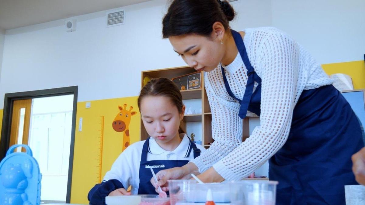 Девочка с преподавателем