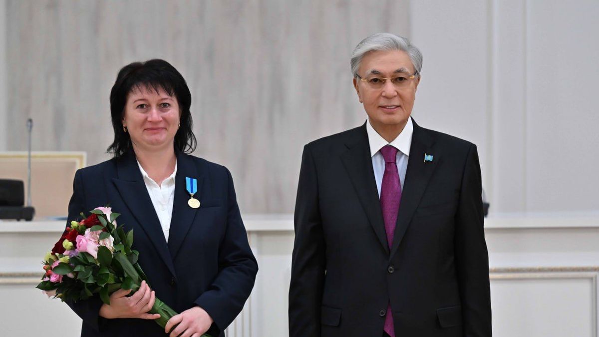 Касым-Жомарт Токаев вручает награды