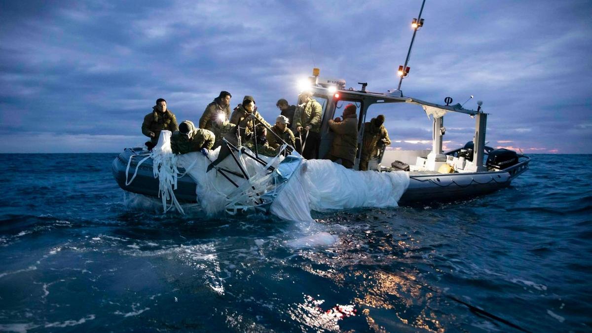 Обломки сбитого дирижабля достают из воды