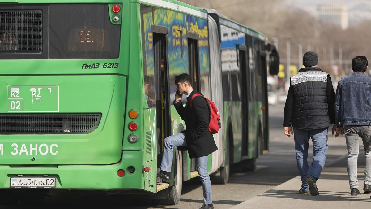 Парень заходит в автобус