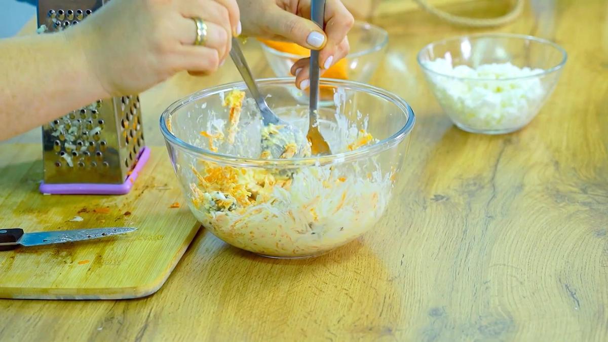 В стеклянной емкости смешивают салат с заправкой