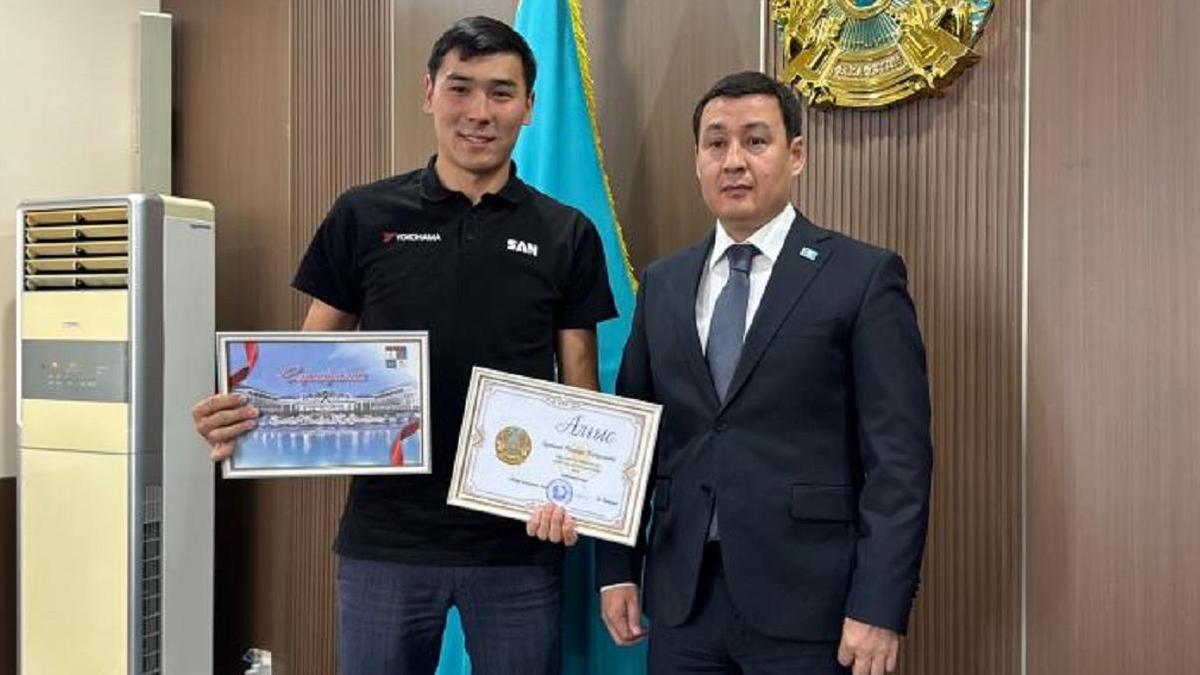 Награждение юноши, спасшего тонувшего мальчика Награждение юноши, спасшего тонувшего мальчика