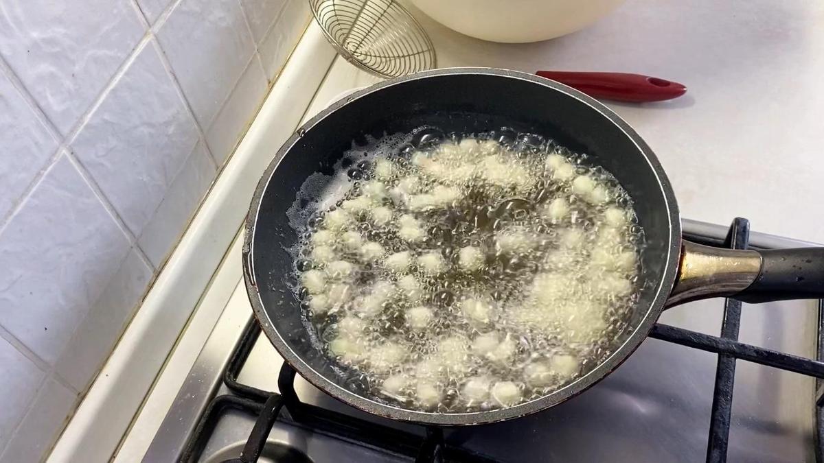 Обжаривание баурсаков в масле