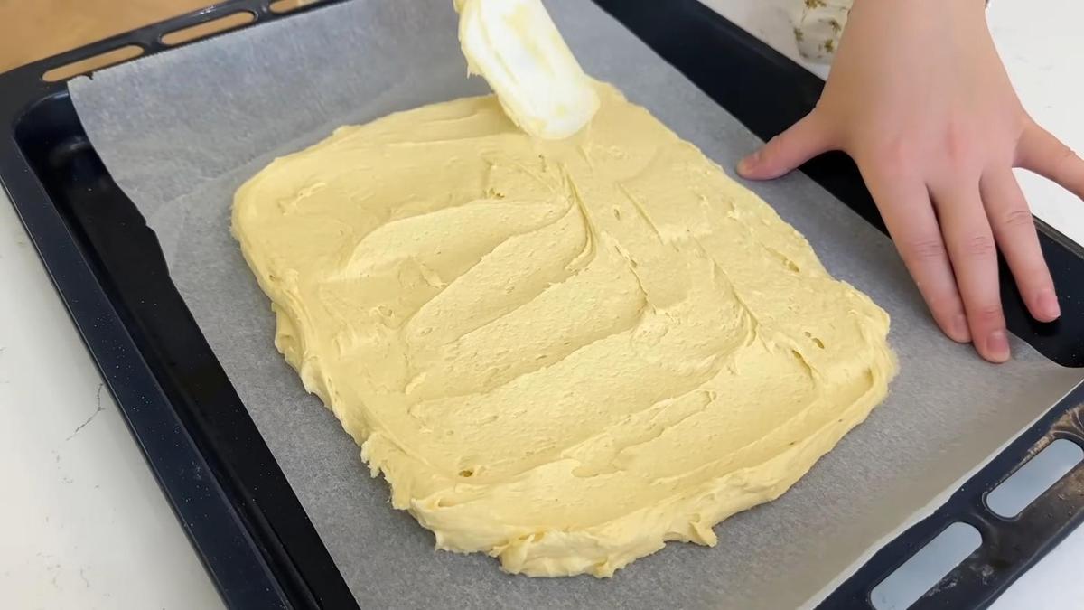 На противне формируют лопаткой корж из теста