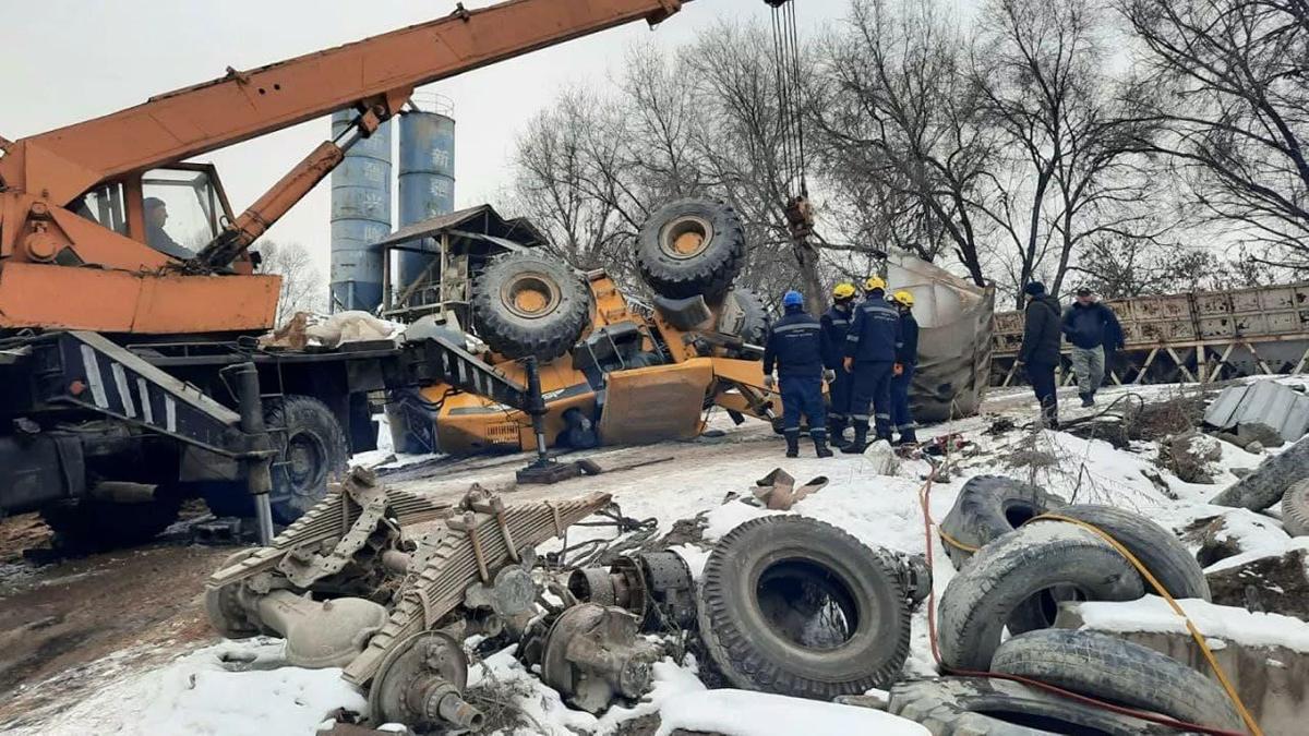 Опрокинувшийся погрузчик