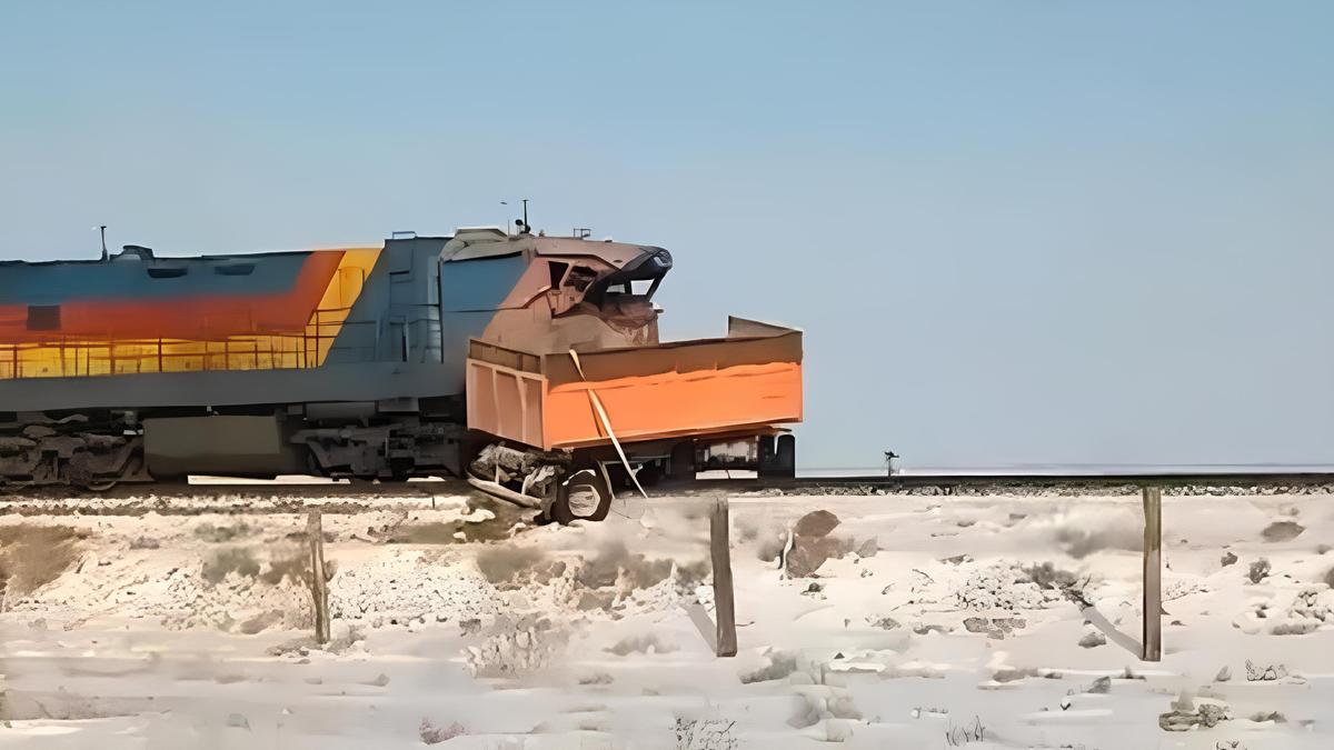 Пойыз бен жүк көлігінің соқтығысу сәті Пойыз бен жүк көлігінің соқтығысу сәті