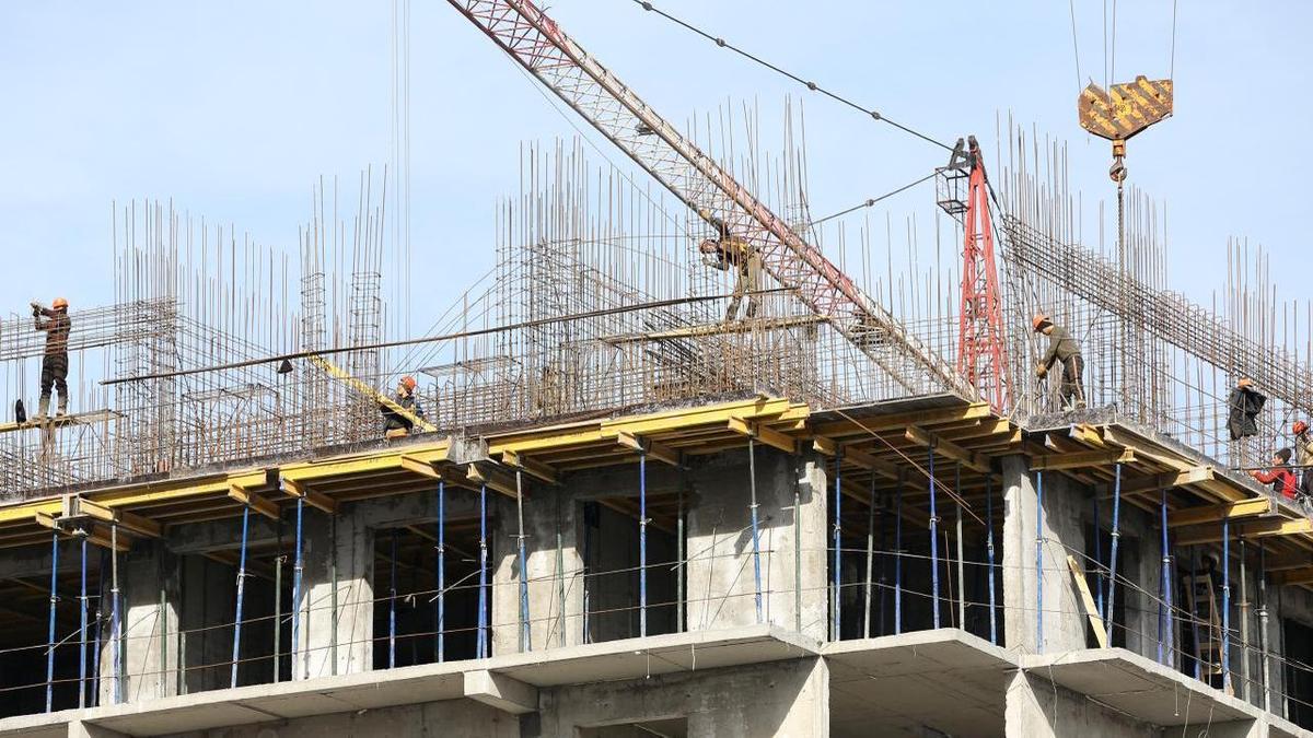 Строители на объекте