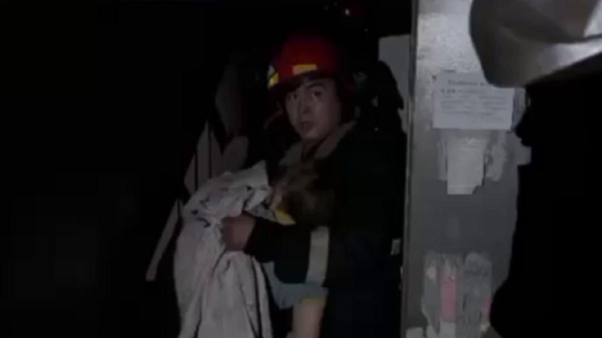 Пожарный вынес женщину на руках