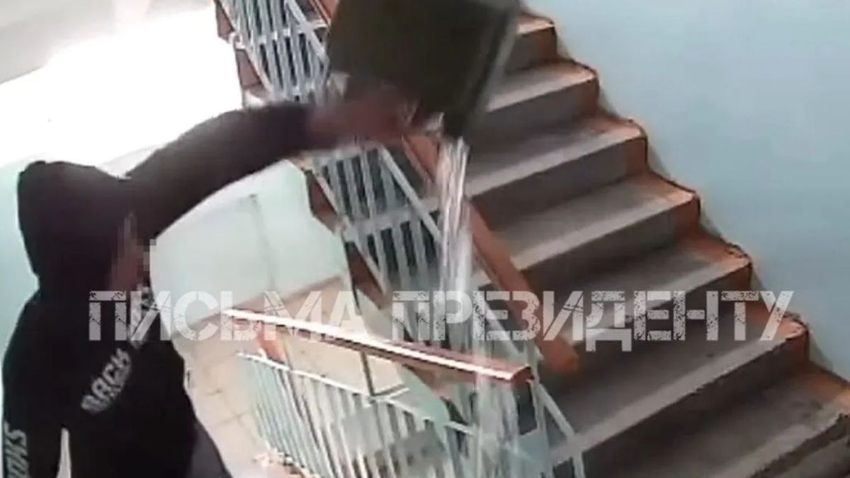 Подъезге бензин шашқан ер адам