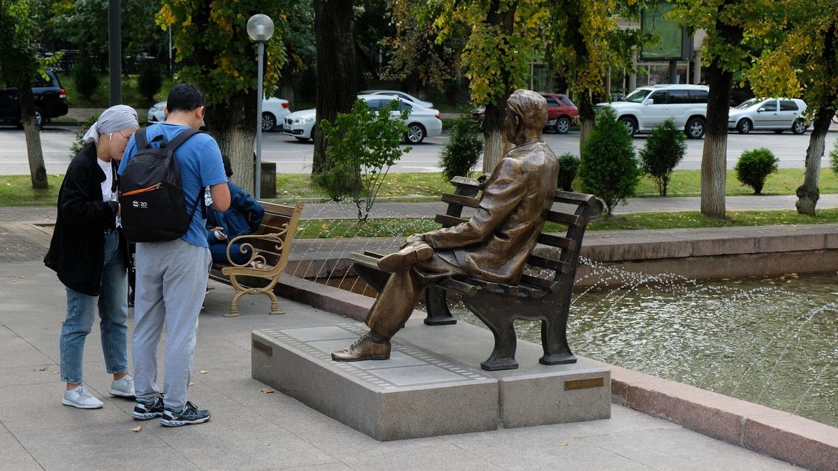 Көшедегі адамдар Көшедегі адамдар