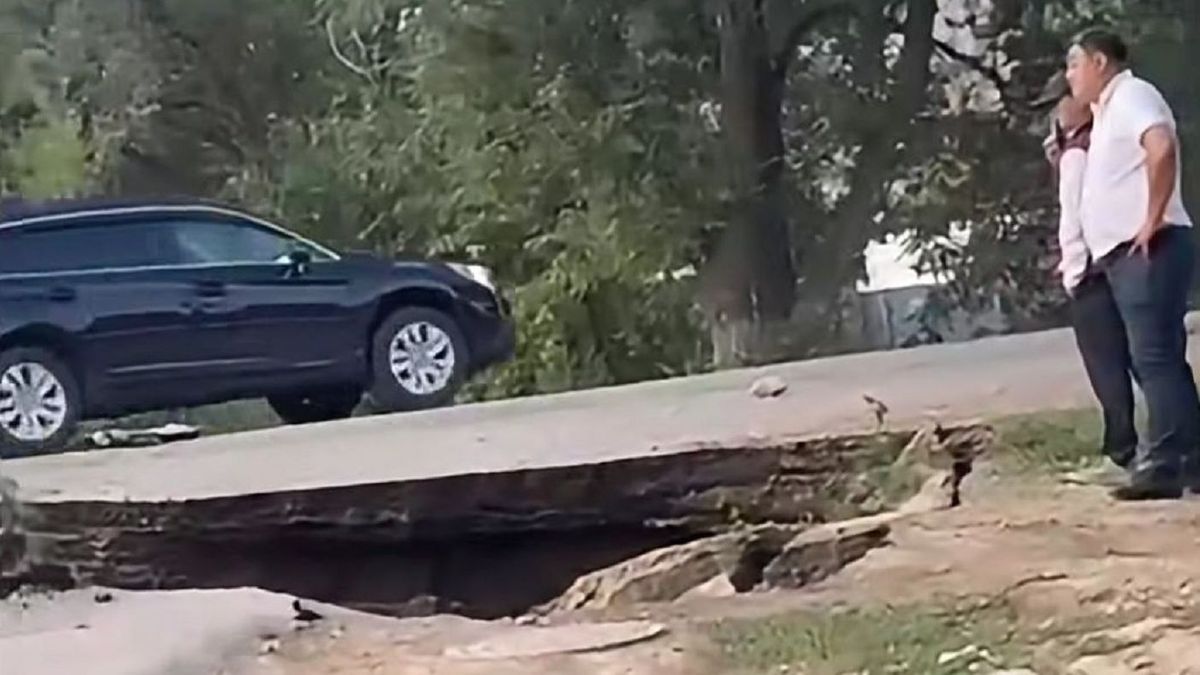 Асфальт провалился