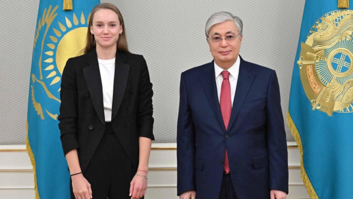 Қасым-Жомарт Тоқаев және Елена Рыбакина Қасым-Жомарт Тоқаев және Елена Рыбакина