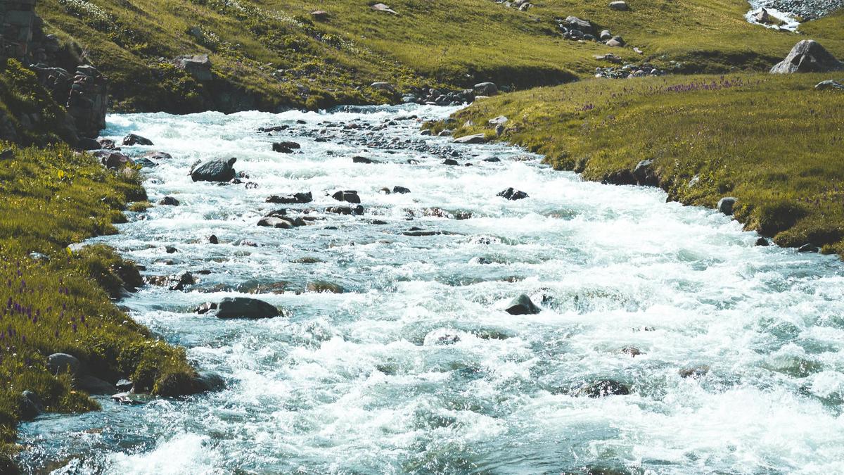 Вода в реке