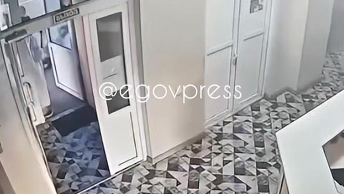 Мужчина толкает женщину