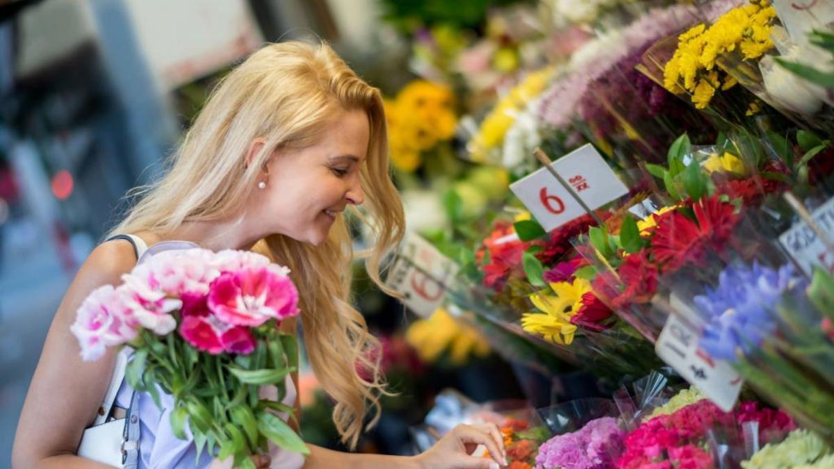 Дарить цветы во сне. Люди в цветочном магазине. Девушка в цветочном магазине. Покупатель в цветочном магазине. Продам цветы.