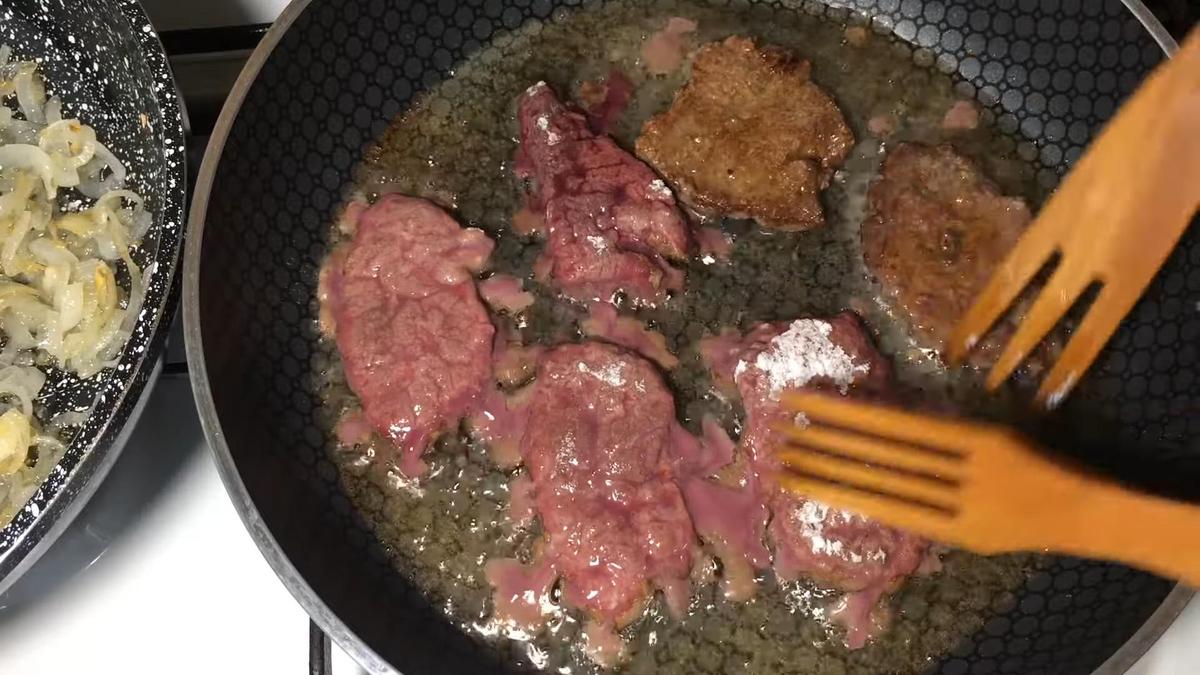 Говяжью печень обжаривают на сковороде с подсолнечным маслом