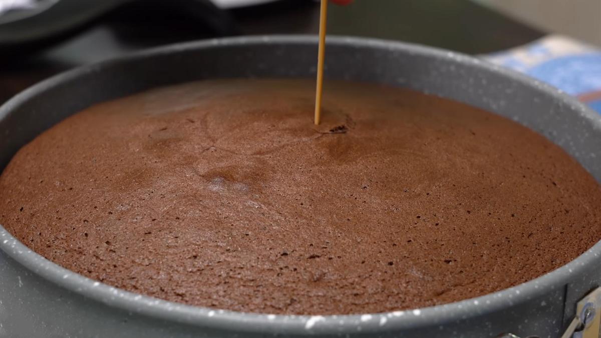 Из шоколадного бисквита достают деревянную шпажку