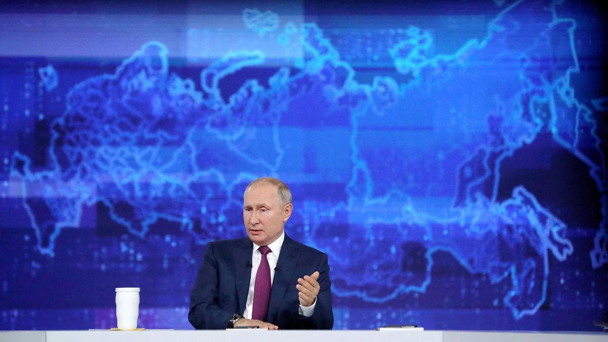 Президент России Владимир Путин во время прямой линии