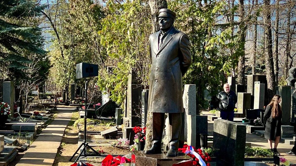 Памятник Владимиру Жириновскому