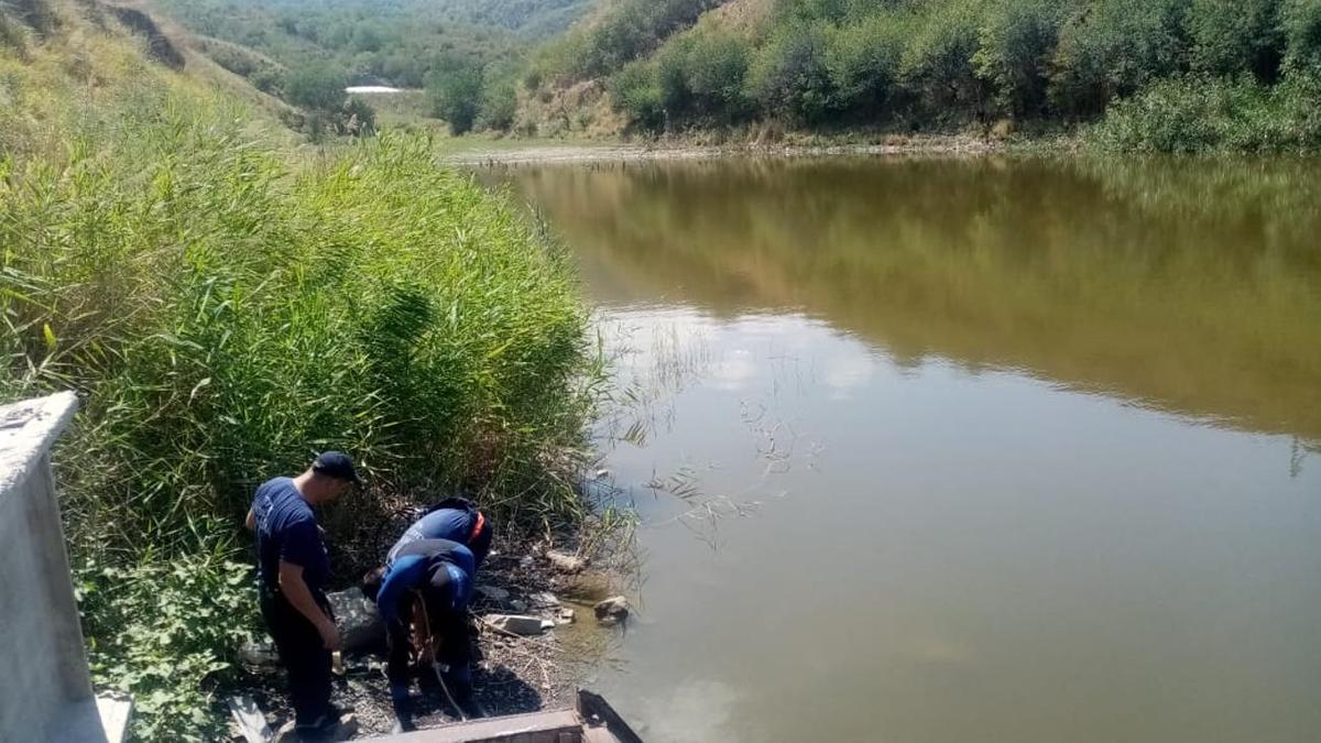 Водолазы готовятся к погружению в водоем