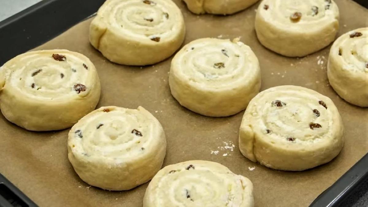 Подготовленные к выпеканию булочки