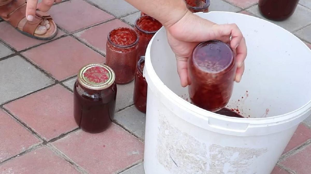 Перелив варенья в ведро