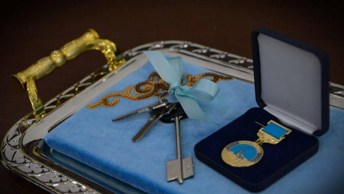 Облыс әкімі үш бөлмелі пәтердің кілтін табыс етті Облыс әкімі үш бөлмелі пәтердің кілтін табыс етті