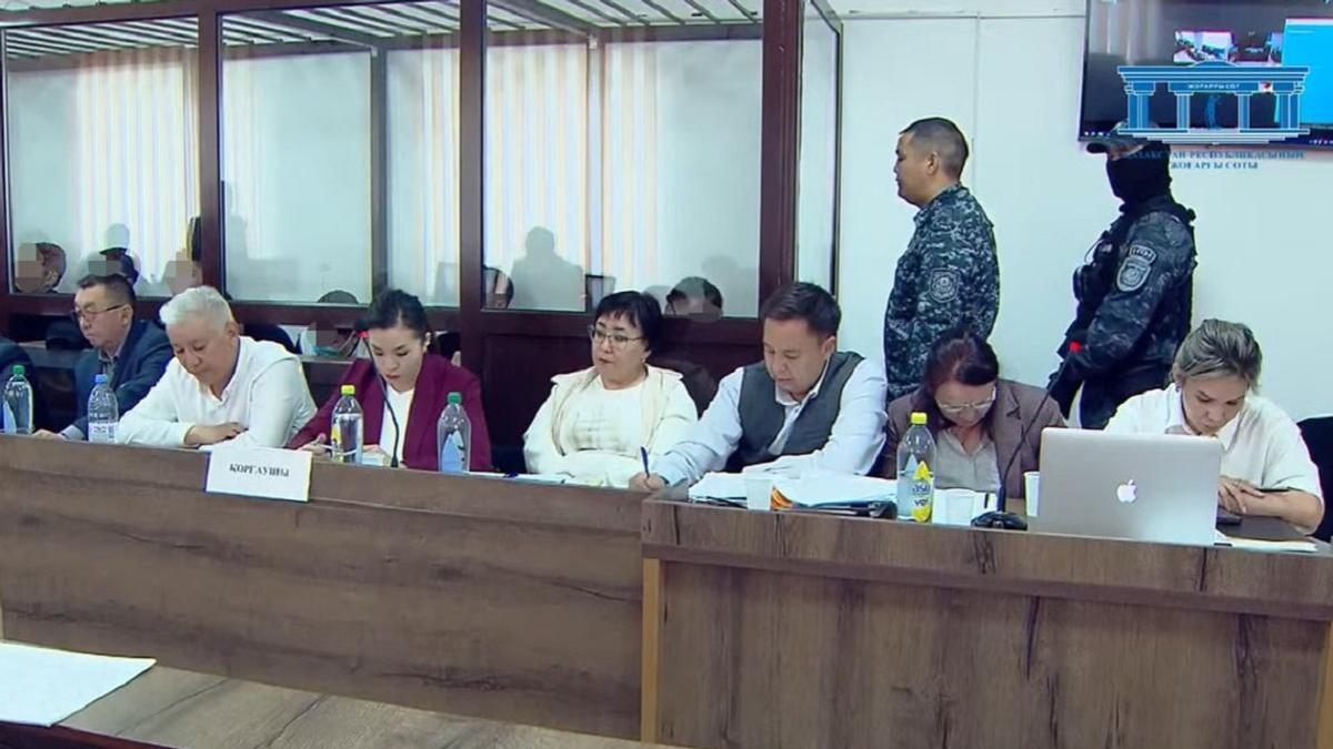 Подсудимые и адвокаты в суде в Талдыкоргане