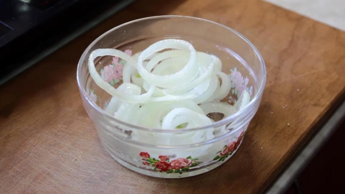 Лук маринуется в уксусе соли и сахарае