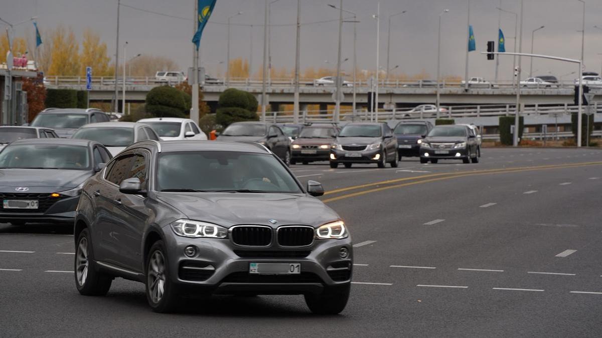 Жолдағы автомобильдер Жолдағы автомобильдер